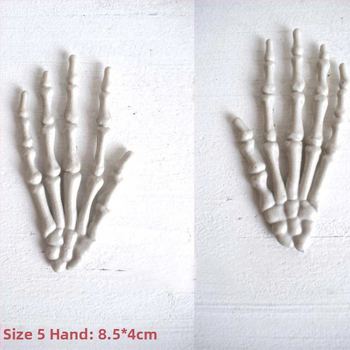 Holy Journey Helovīna scenārija rekvizīts — plastmasas injekcijas veidota skeleta roka, piemērota spoku mājai un telpu plānošanai