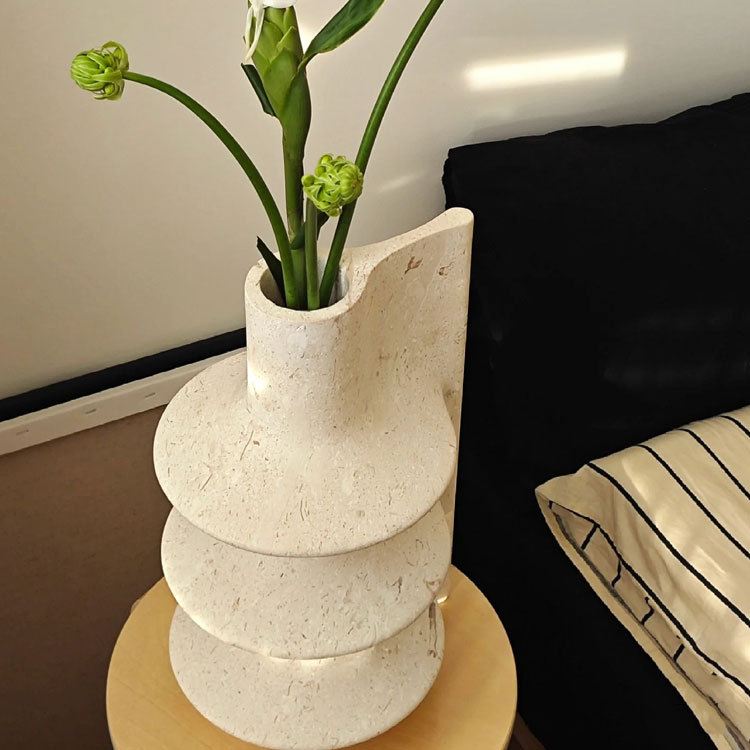 Ziedu vāze franču retro rustikālā stilā ar wabi-sabi — daļēji rokdarbs, no cita materiāla; dāvana dzimšanas dienā, absolvēšanā un jaunā mājā