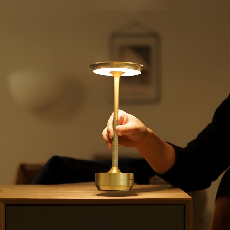 Alumīnija galda lampa ar nordiska stila dizainu, modelis Flying Saucer Table Lamp, 3W, pieskāriena slēdzis