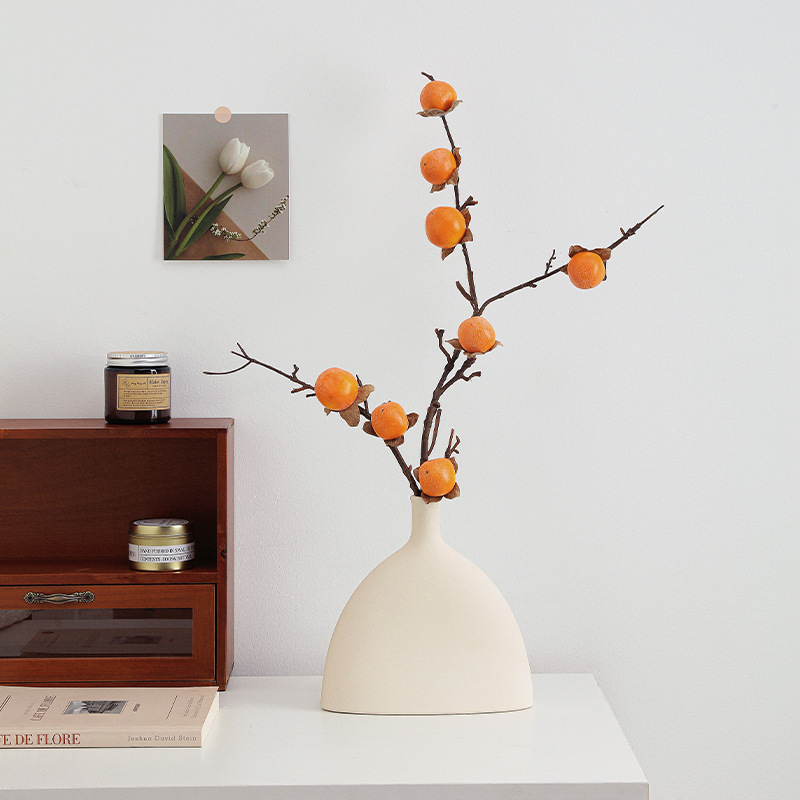 Keramička vaza s umjetnim granama kaki, moderni minimalistički stil, Look around