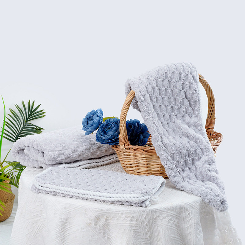 Set de prosoape de baie din catifea corală (prosoape pentru corp, față și căciulă de uscare a părului) – Brand: Yiduo; Material: catifea coral; Greutate: 400–500 g; Personalizare disponibilă