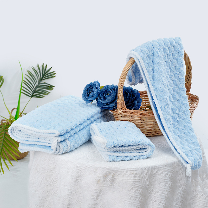 Set de prosoape de baie din catifea corală (prosoape pentru corp, față și căciulă de uscare a părului) – Brand: Yiduo; Material: catifea coral; Greutate: 400–500 g; Personalizare disponibilă