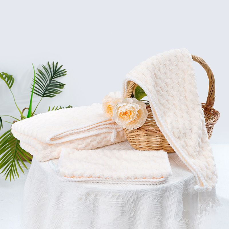 Set de prosoape de baie din catifea corală (prosoape pentru corp, față și căciulă de uscare a părului) – Brand: Yiduo; Material: catifea coral; Greutate: 400–500 g; Personalizare disponibilă