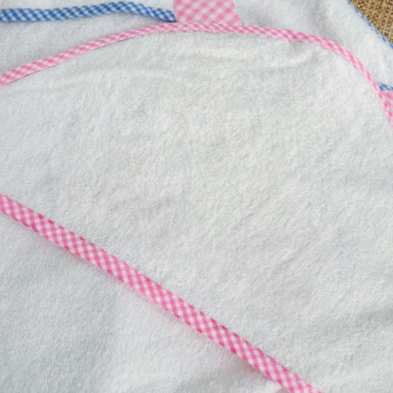 Prosop cu glugă pentru bebeluși din fibre de bambus, urechi 3D, Yue Zhu textile, 400–500 g, fir 19, broderie și tiv