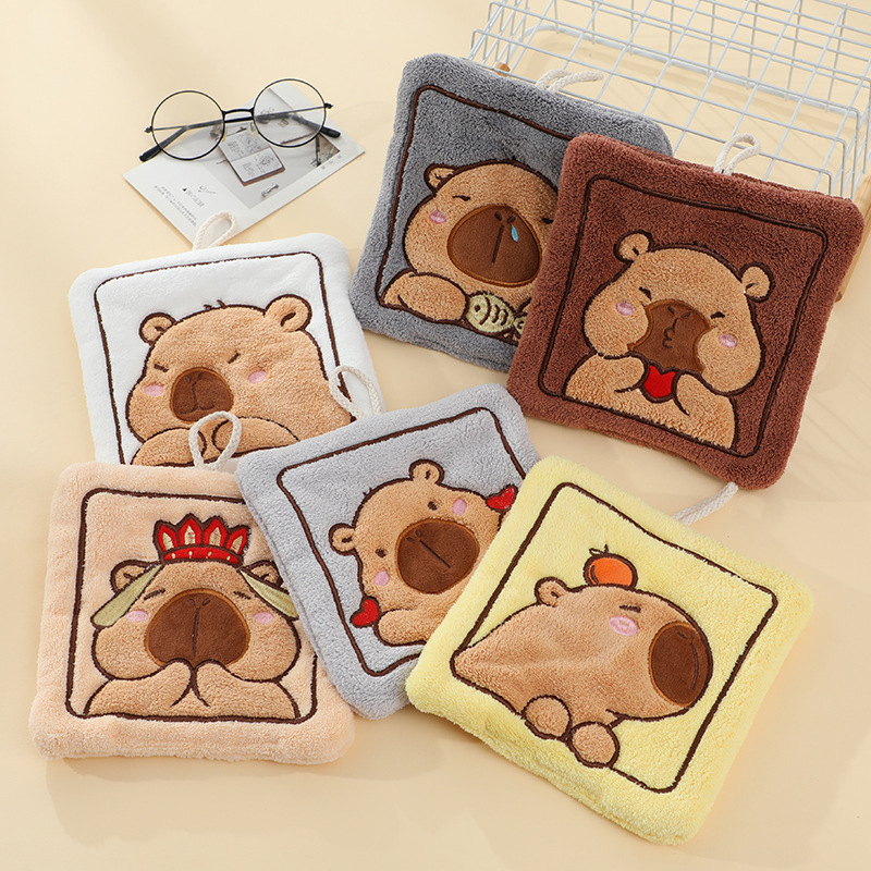 Laste käterätik korall-veluurist, tikandiga karikatuuride disain, kaal 50–80 g (Materjal: korall-veluur; Kaal: 50–80 g; Töötlemine: tikand; Kohandamine: saadaval)