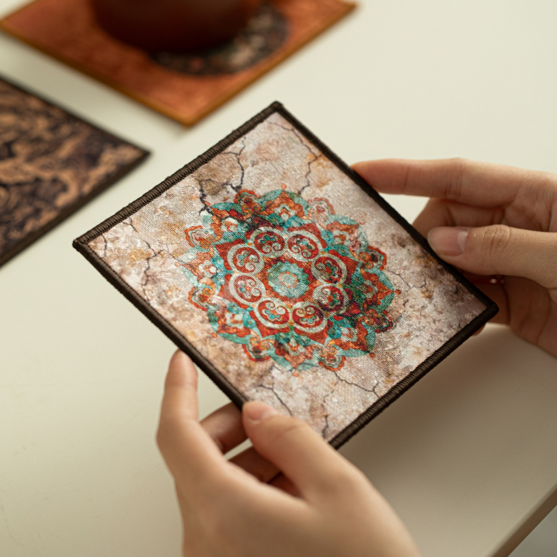 Чайна подложка от плат с мотив Могао пещери, произход Dehua, отпечатано лого, класическа традиция