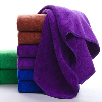 Prosop pentru salon de înfrumusețare din fibre foarte fine, utilizare profesională, absorbție ridicată, textură groasă; Material: 80% poliester; Fire: 21 count; Țesătură: Plain weave; Greutate: 80–100 g; Procesare personalizată: Da