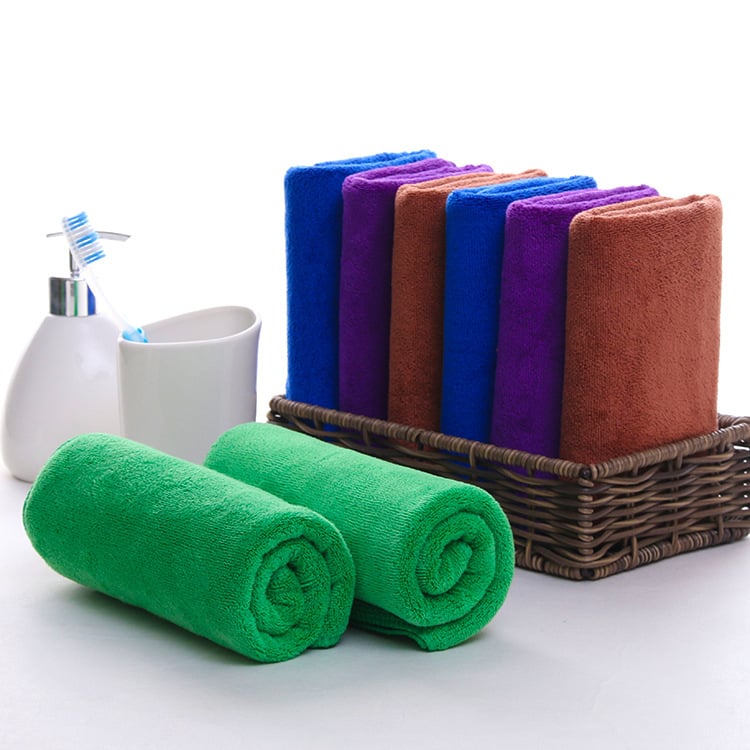 Prosop pentru salon de înfrumusețare din fibre foarte fine, utilizare profesională, absorbție ridicată, textură groasă; Material: 80% poliester; Fire: 21 count; Țesătură: Plain weave; Greutate: 80–100 g; Procesare personalizată: Da