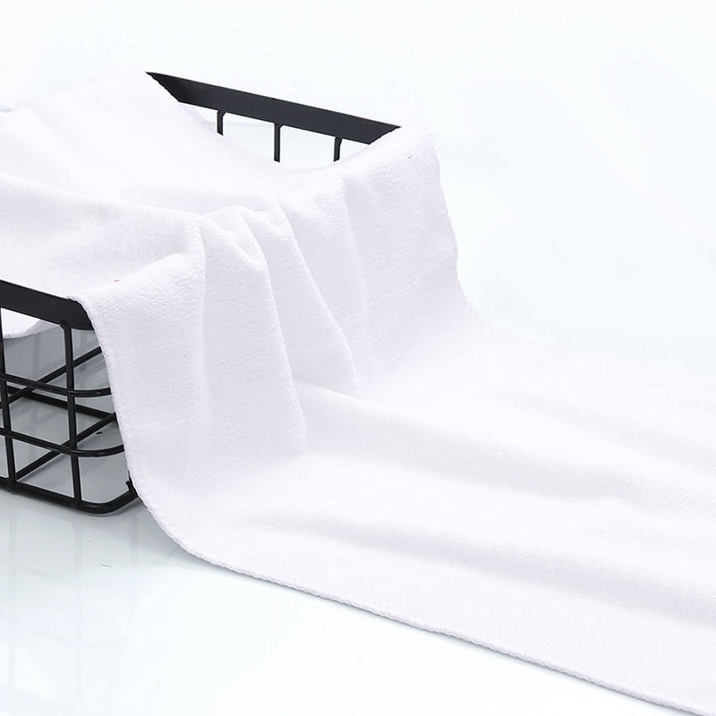 Prosop pentru salon de înfrumusețare din fibre foarte fine, utilizare profesională, absorbție ridicată, textură groasă; Material: 80% poliester; Fire: 21 count; Țesătură: Plain weave; Greutate: 80–100 g; Procesare personalizată: Da