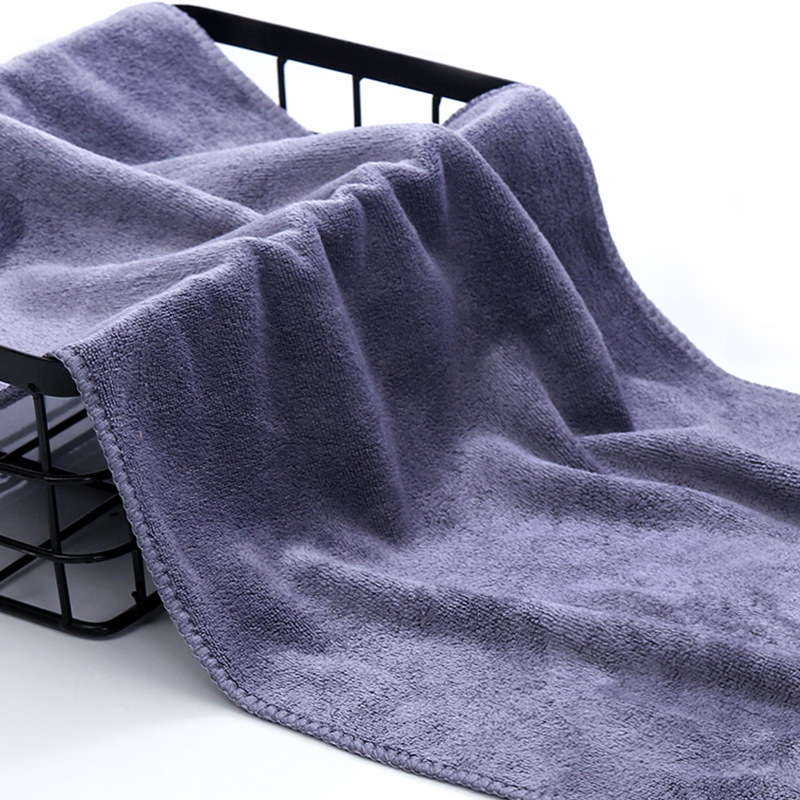 Prosop pentru salon de înfrumusețare din fibre foarte fine, utilizare profesională, absorbție ridicată, textură groasă; Material: 80% poliester; Fire: 21 count; Țesătură: Plain weave; Greutate: 80–100 g; Procesare personalizată: Da