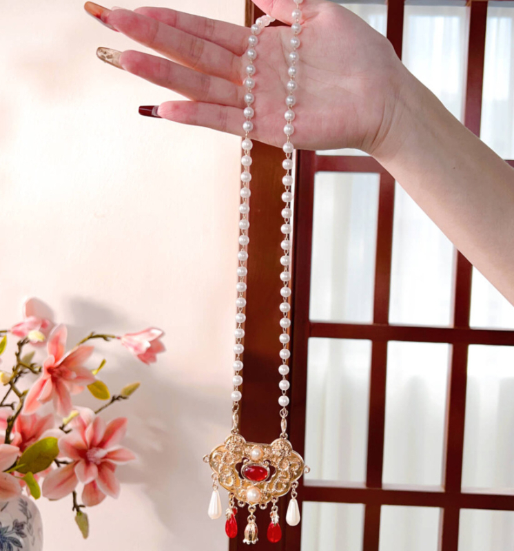 Kaklarota ar kulonu nacionālā stilā, metāla kvalitāte 0,4, tīrība K5, vecuma grupa 3–10 gadi, atsevišķi iepakots, Peach Sunseeker