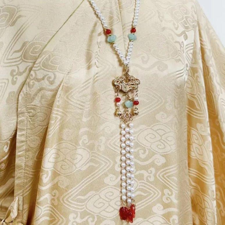 Kaklarota ar kulonu nacionālā stilā, metāla kvalitāte 0,4, tīrība K5, vecuma grupa 3–10 gadi, atsevišķi iepakots, Peach Sunseeker