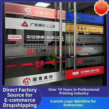 Matēta stikla logotipa uzlīme biroja durvīm — pašlīmējoša, pielāgojama, UV druka, piemērota ārējiem un komerciāliem telpām