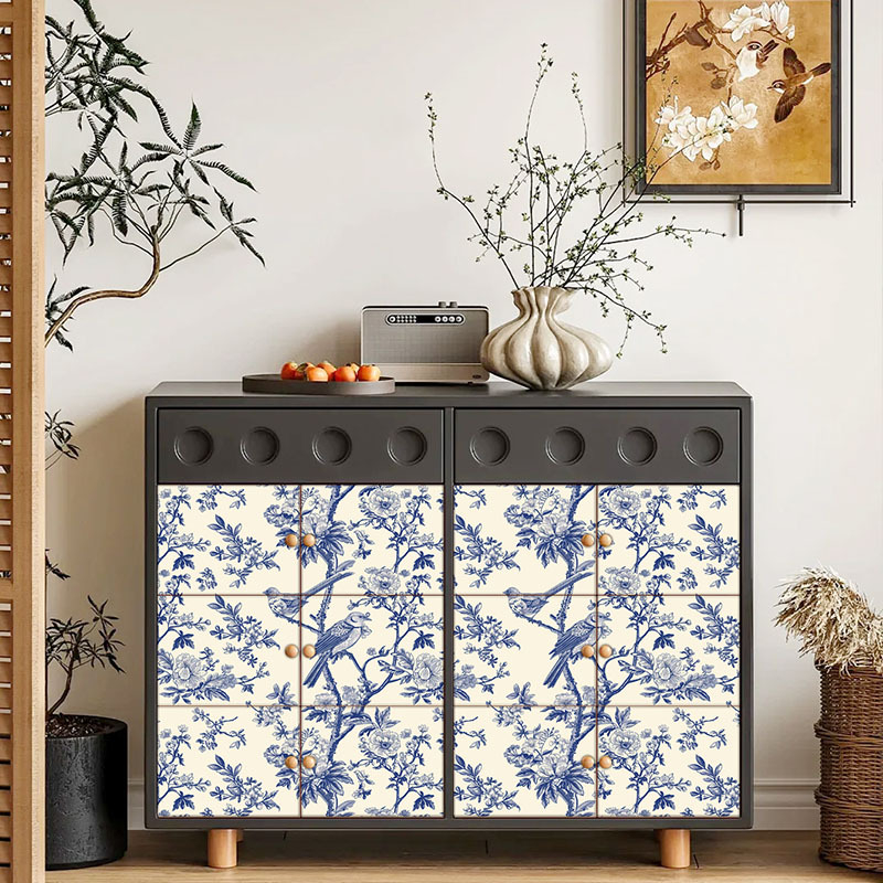 PVC seina kleebis taimekirjaga; enesekleepuv; veekindel; õli- ja mustuskindel; sobib elutuppa, magamistuppa, tööruumi, kööki ja vannituppa.