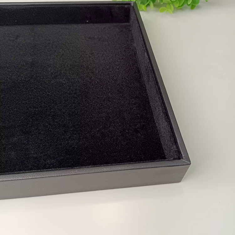 Flaneli nahast juveelide hoiukarp kaelakeede, käekellade ja kõrvarõngaste jaoks – kõva konstruktsioon, vaba stiil