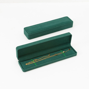 Velūro audinio karoliai ir pakabuko dėžutė — kompaktiškas juvelyrinių prekių įpakavimas