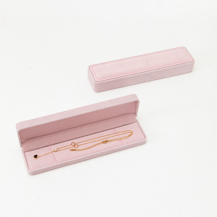 Velūro audinio karoliai ir pakabuko dėžutė — kompaktiškas juvelyrinių prekių įpakavimas