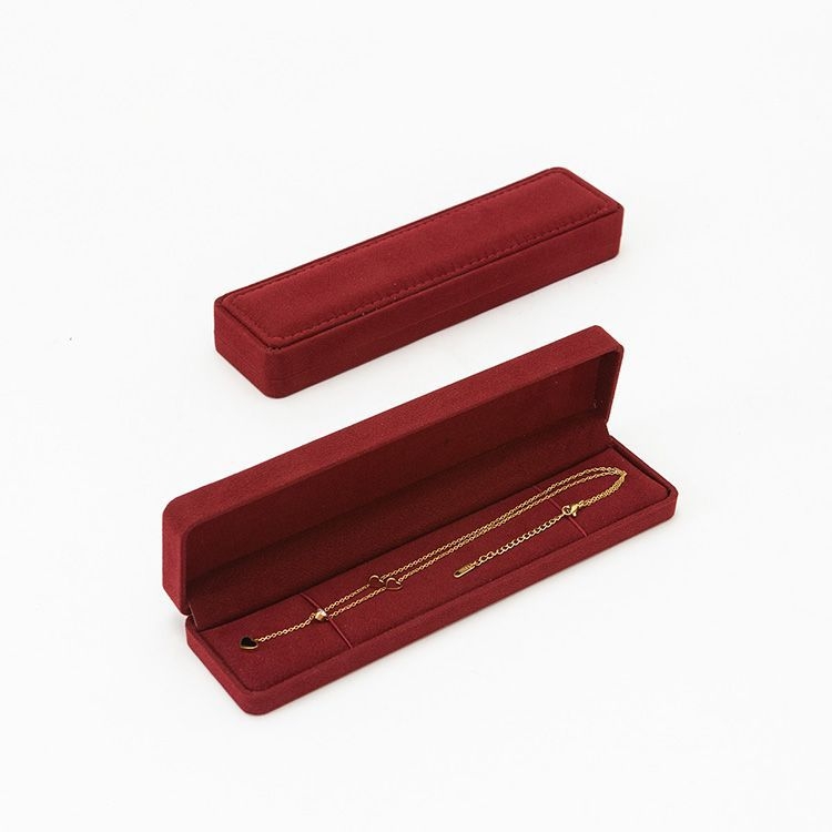 Velūro audinio karoliai ir pakabuko dėžutė — kompaktiškas juvelyrinių prekių įpakavimas