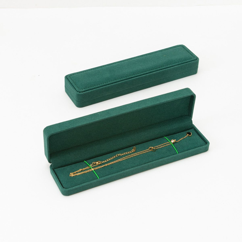 Velūro audinio karoliai ir pakabuko dėžutė — kompaktiškas juvelyrinių prekių įpakavimas