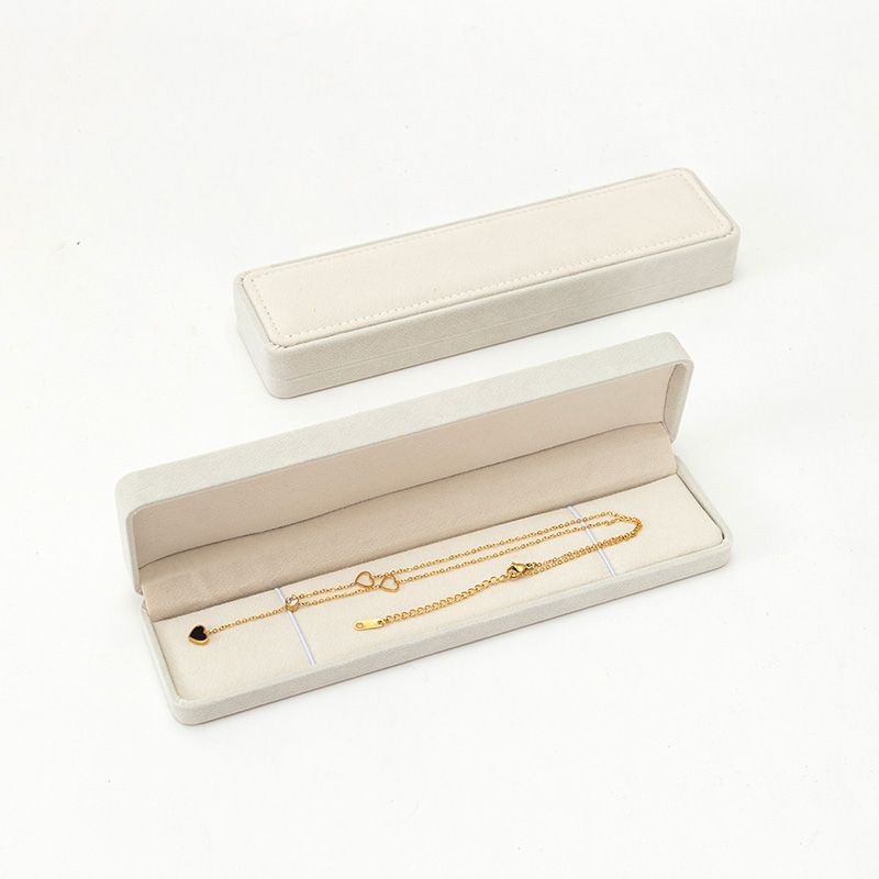 Velūro audinio karoliai ir pakabuko dėžutė — kompaktiškas juvelyrinių prekių įpakavimas