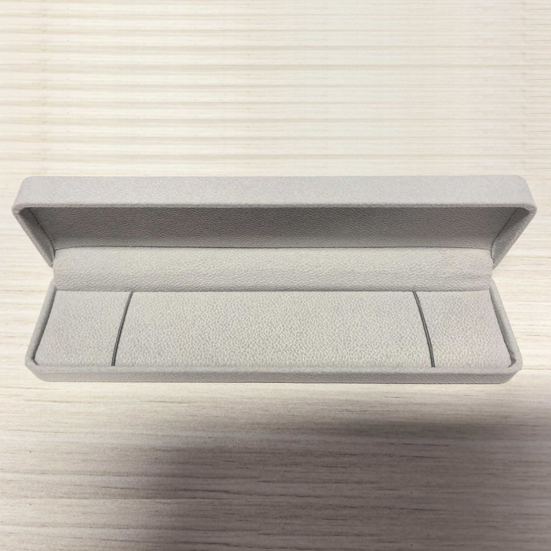 Velūro audinio karoliai ir pakabuko dėžutė — kompaktiškas juvelyrinių prekių įpakavimas