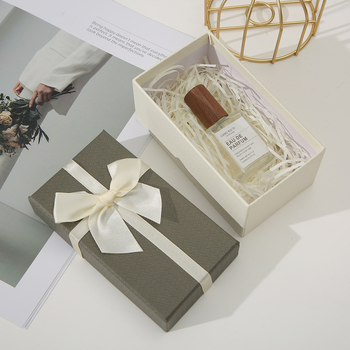 Stačiakampė parfumo ir laikrodžio dėžutė – popierius/kartonas, pakuotės dėžutė, juvelyrų pakavimas