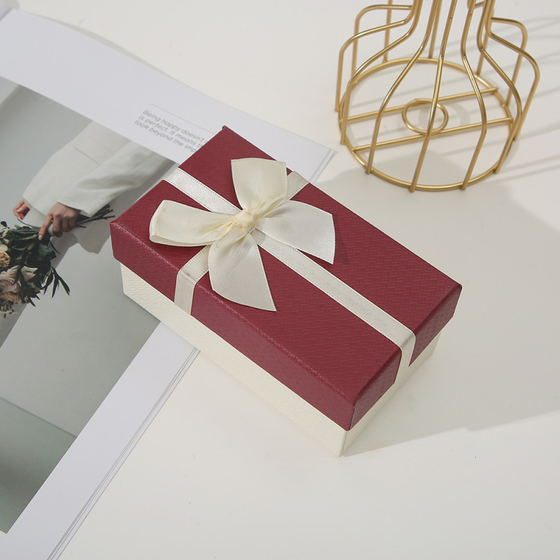 Stačiakampė parfumo ir laikrodžio dėžutė – popierius/kartonas, pakuotės dėžutė, juvelyrų pakavimas