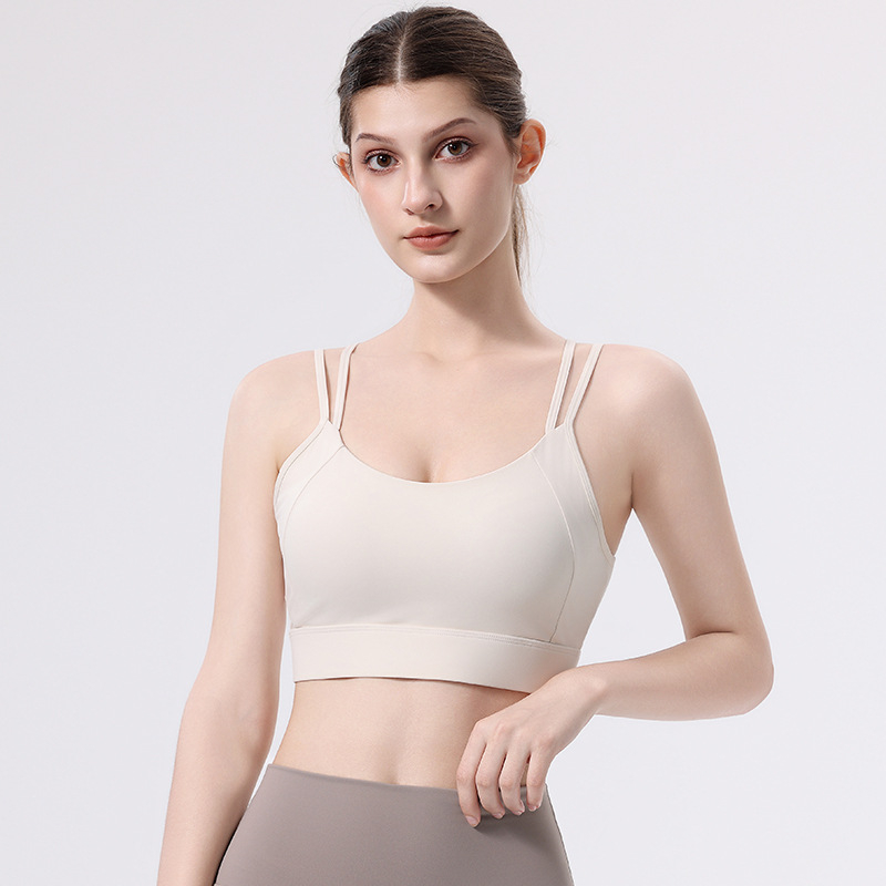 Piedzēj sporta krūšturis - triecienizturīgs un novērš nolaišanos, 3/4 kauss ar vidēju formu, fiksēti plecu sargi, aizmugurē trīs rindu sprādze, neilons/spandex audums