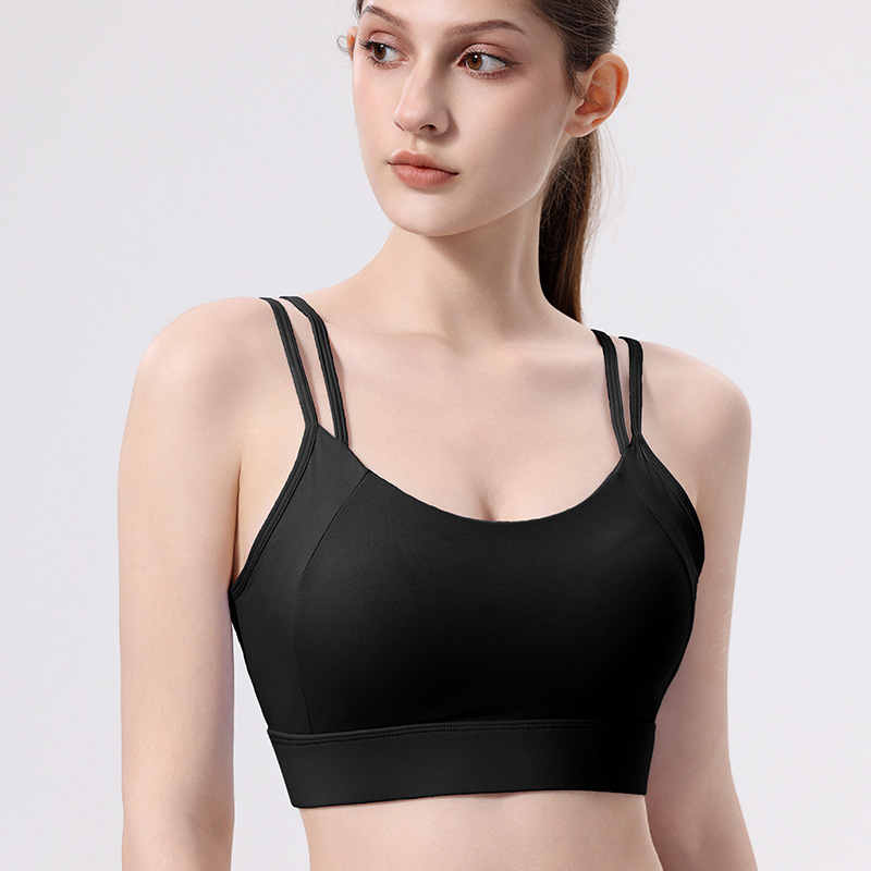 Piedzēj sporta krūšturis - triecienizturīgs un novērš nolaišanos, 3/4 kauss ar vidēju formu, fiksēti plecu sargi, aizmugurē trīs rindu sprādze, neilons/spandex audums