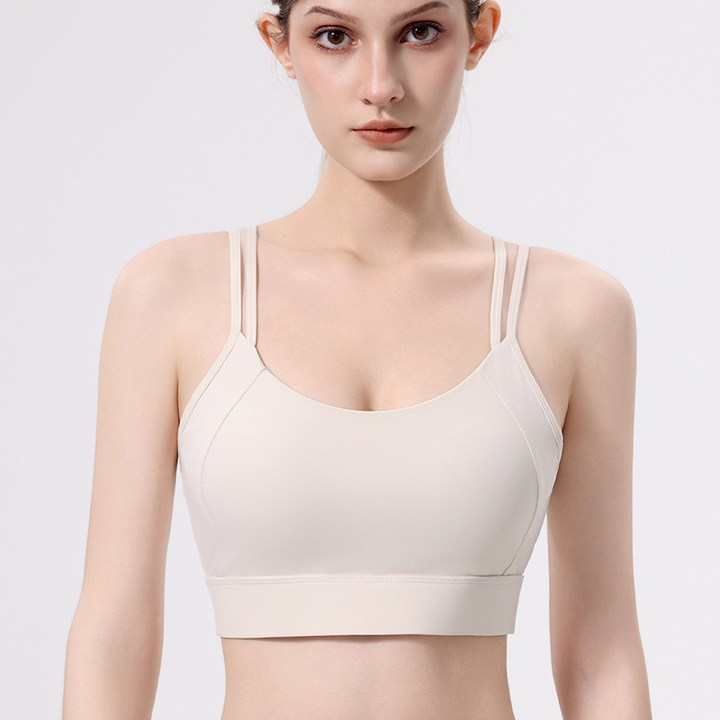 Piedzēj sporta krūšturis - triecienizturīgs un novērš nolaišanos, 3/4 kauss ar vidēju formu, fiksēti plecu sargi, aizmugurē trīs rindu sprādze, neilons/spandex audums