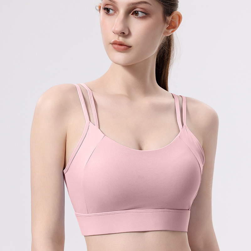 Piedzēj sporta krūšturis - triecienizturīgs un novērš nolaišanos, 3/4 kauss ar vidēju formu, fiksēti plecu sargi, aizmugurē trīs rindu sprādze, neilons/spandex audums