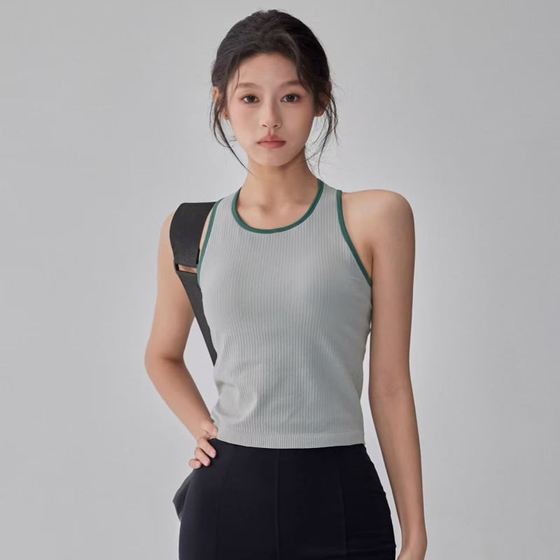 I-oblika sportska majica s ugrađenim jastučićima za prsa, upija vlagu i iznimno elastičan materijal Nylon/Spandex (80/20), uski kroj, duljina struka, ljeto 2025