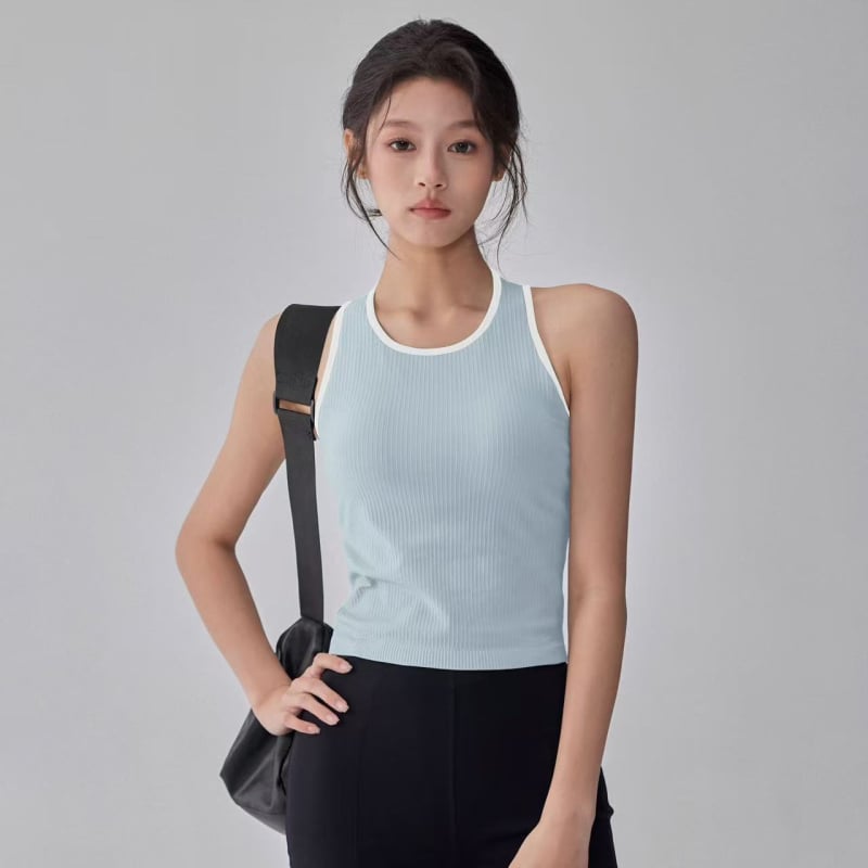 I-oblika sportska majica s ugrađenim jastučićima za prsa, upija vlagu i iznimno elastičan materijal Nylon/Spandex (80/20), uski kroj, duljina struka, ljeto 2025