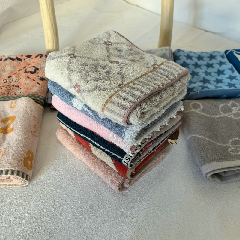 Prosop din bumbac 100%, jacquard, vopsire pe fir, absorbant, 100-120 g, finisaj brodat și tiv