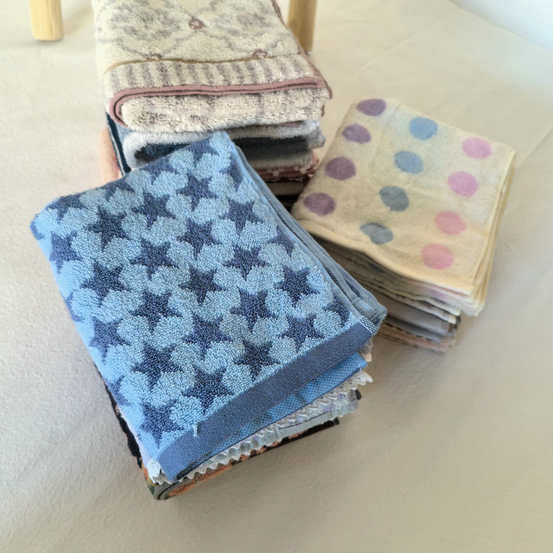 Prosop din bumbac 100%, jacquard, vopsire pe fir, absorbant, 100-120 g, finisaj brodat și tiv