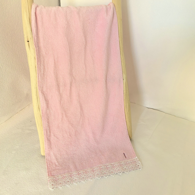 Prosop din bumbac 100%, jacquard, vopsire pe fir, absorbant, 100-120 g, finisaj brodat și tiv