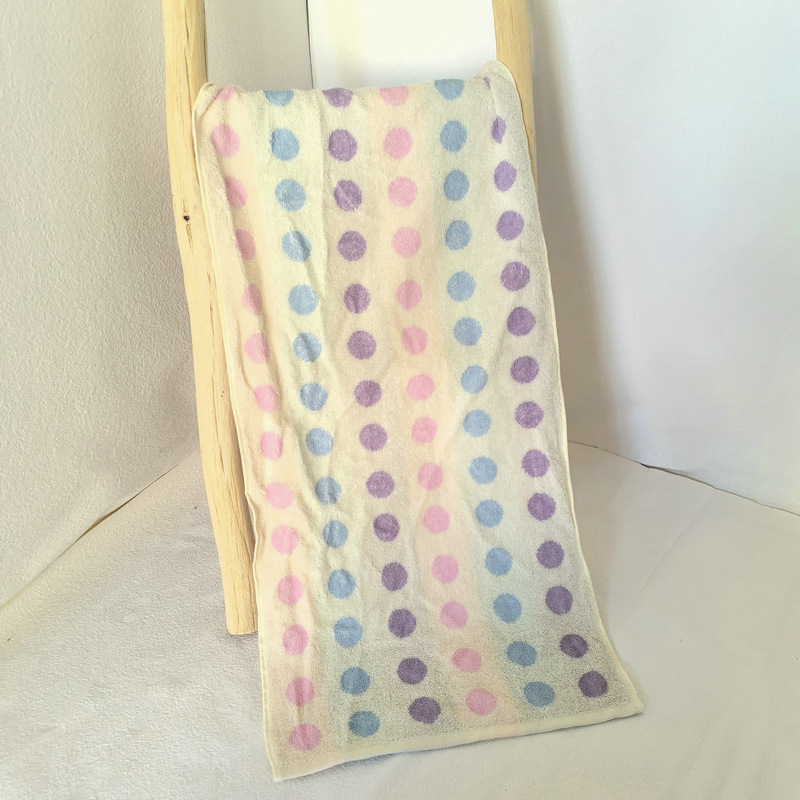 Prosop din bumbac 100%, jacquard, vopsire pe fir, absorbant, 100-120 g, finisaj brodat și tiv