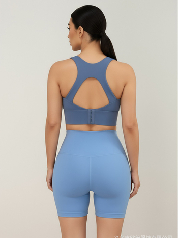 GIRL LULU sporta krūšturis no neilona 75% un spandeksa 25%; krūšu kauss 3/4 formā; aizmugurē četru rindu sprādzes aizvērums; fiksētas dubultās siksnas; iekšējie spilventiņi