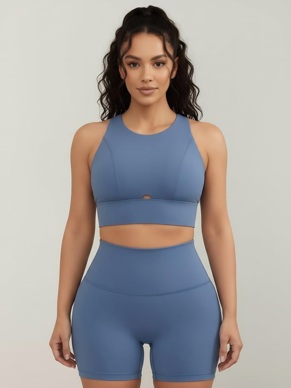 GIRL LULU sporta krūšturis no neilona 75% un spandeksa 25%; krūšu kauss 3/4 formā; aizmugurē četru rindu sprādzes aizvērums; fiksētas dubultās siksnas; iekšējie spilventiņi