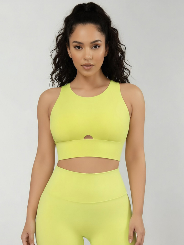 GIRL LULU sporta krūšturis no neilona 75% un spandeksa 25%; krūšu kauss 3/4 formā; aizmugurē četru rindu sprādzes aizvērums; fiksētas dubultās siksnas; iekšējie spilventiņi