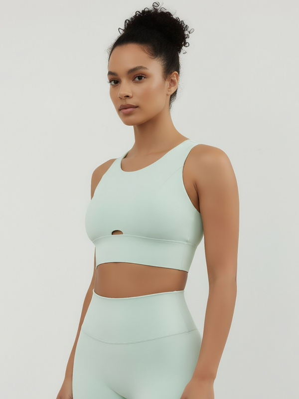 GIRL LULU sporta krūšturis no neilona 75% un spandeksa 25%; krūšu kauss 3/4 formā; aizmugurē četru rindu sprādzes aizvērums; fiksētas dubultās siksnas; iekšējie spilventiņi