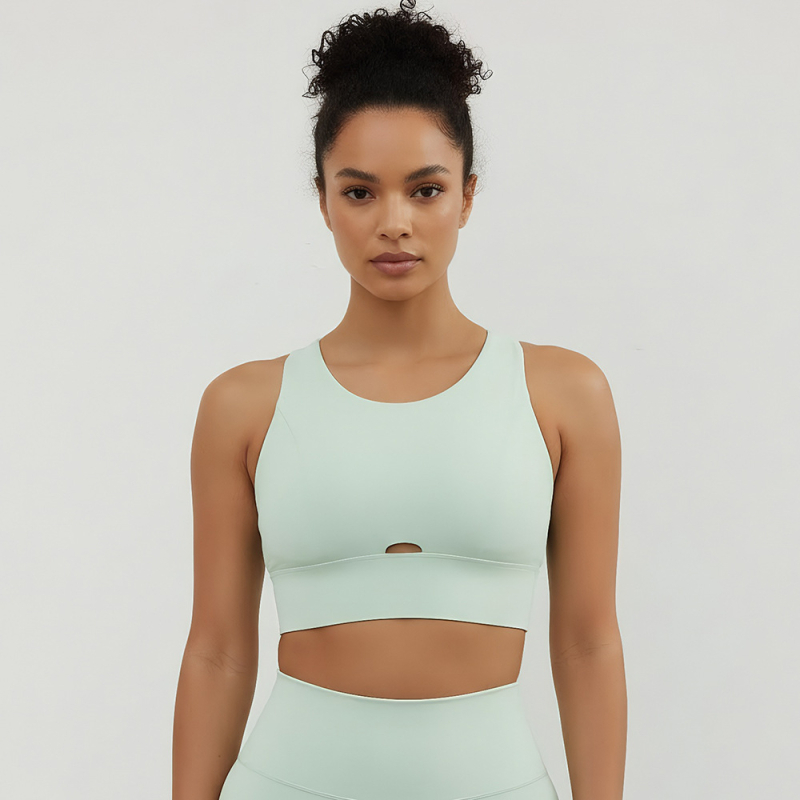 GIRL LULU sporta krūšturis no neilona 75% un spandeksa 25%; krūšu kauss 3/4 formā; aizmugurē četru rindu sprādzes aizvērums; fiksētas dubultās siksnas; iekšējie spilventiņi