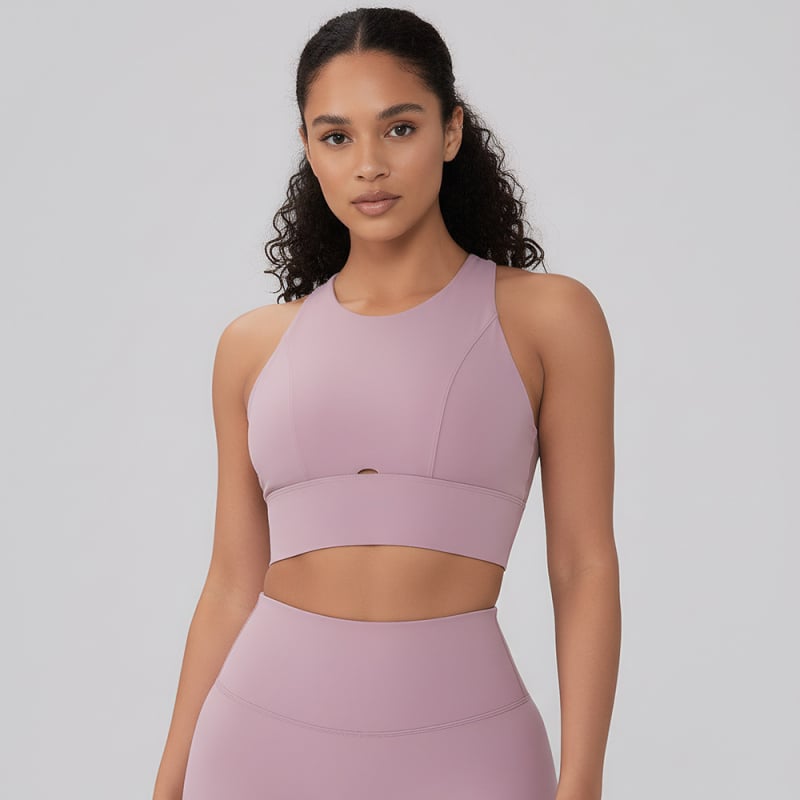 GIRL LULU sporta krūšturis no neilona 75% un spandeksa 25%; krūšu kauss 3/4 formā; aizmugurē četru rindu sprādzes aizvērums; fiksētas dubultās siksnas; iekšējie spilventiņi