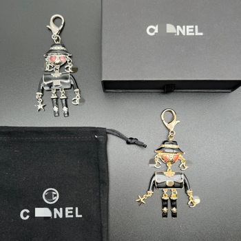 0341 Ключодържател от цинкова сплав със звезда и висулка‑кукла с буква C, емайлиран финиш