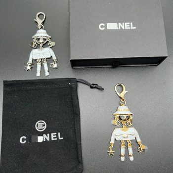 0341 Ключодържател от цинкова сплав със звезда и висулка‑кукла с буква C, емайлиран финиш