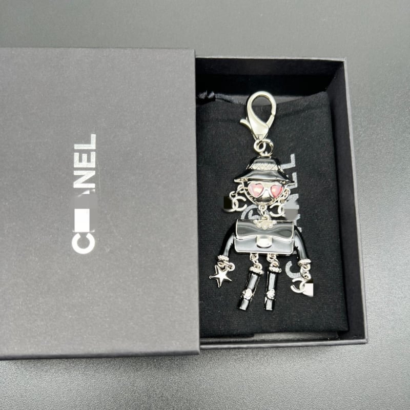 0341 Ключодържател от цинкова сплав със звезда и висулка‑кукла с буква C, емайлиран финиш