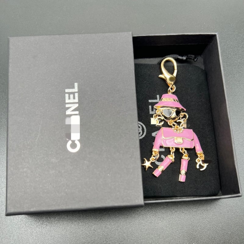 0341 Ключодържател от цинкова сплав със звезда и висулка‑кукла с буква C, емайлиран финиш