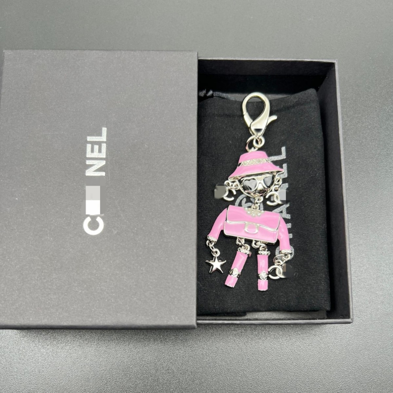 0341 Ключодържател от цинкова сплав със звезда и висулка‑кукла с буква C, емайлиран финиш