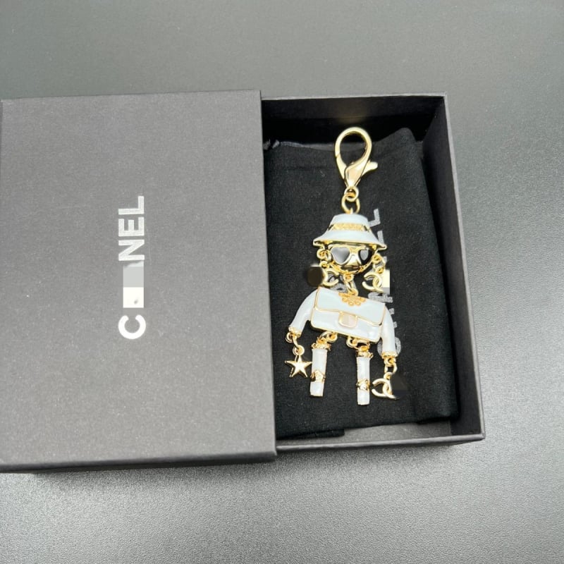 0341 Ключодържател от цинкова сплав със звезда и висулка‑кукла с буква C, емайлиран финиш