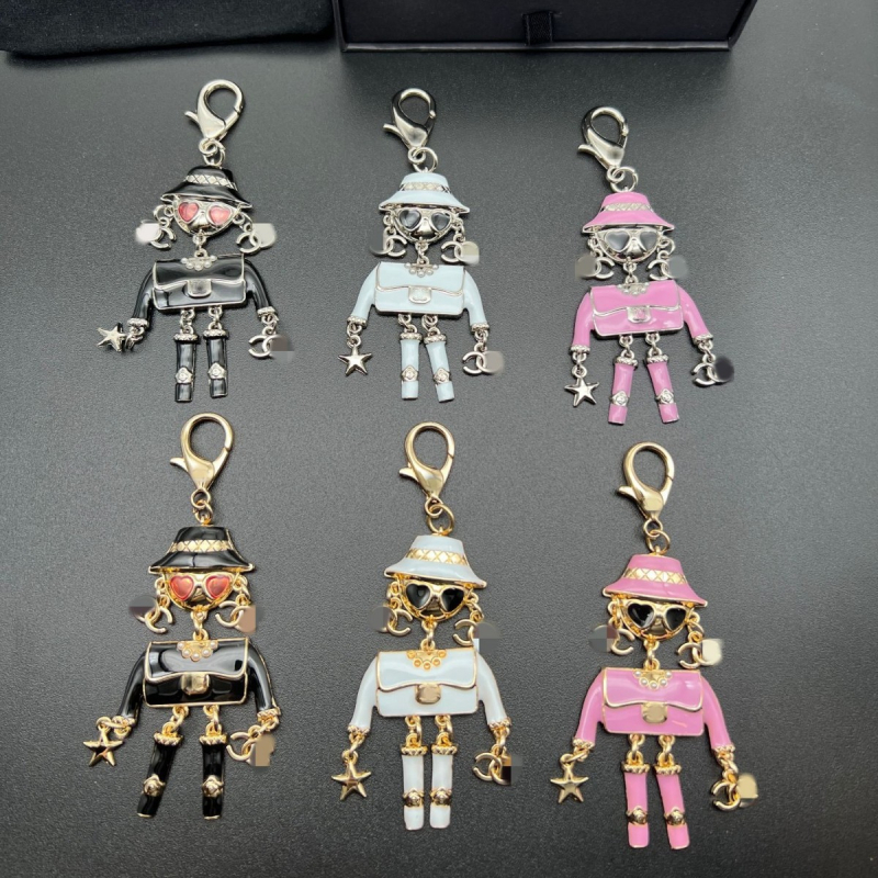 0341 Ключодържател от цинкова сплав със звезда и висулка‑кукла с буква C, емайлиран финиш